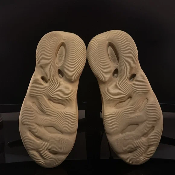 adidas Yeezy Foam RNR - Picture 5 of 6